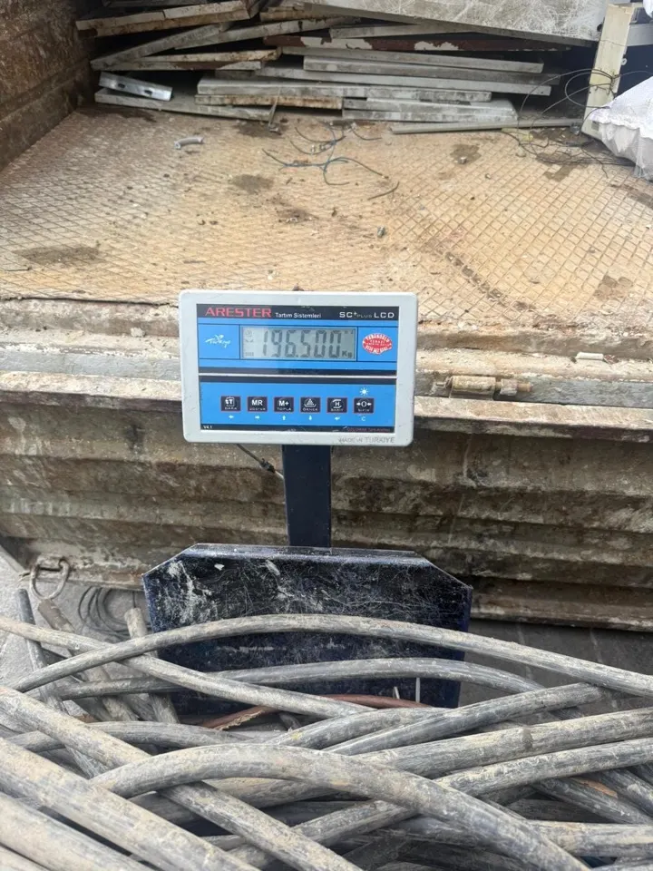 Atölyede hassas kantarla tartım