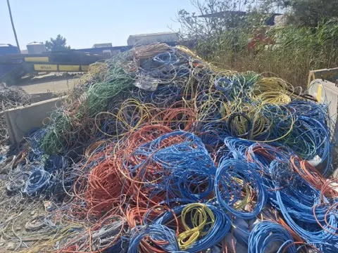 Kablo hurdası — her türlü hurda kablo yığını